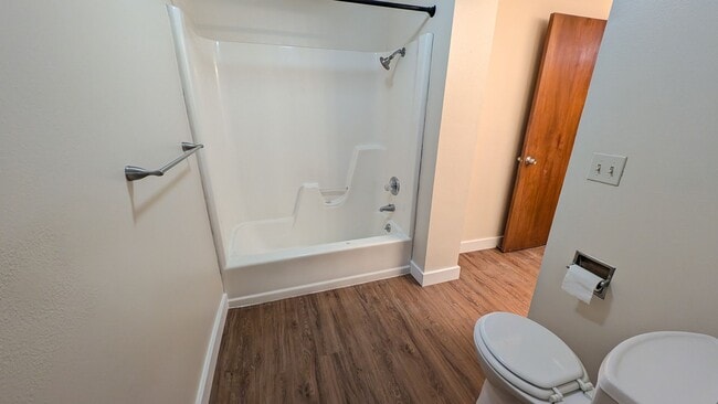 Building Photo - 2 bedroom 1 bath duplex