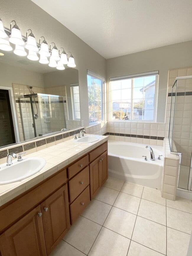Building Photo - 2774 Gilham Ct