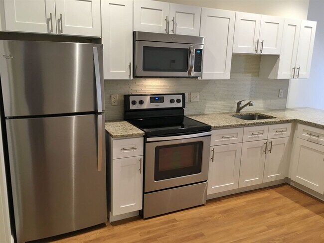 Building Photo - 875 Elm St