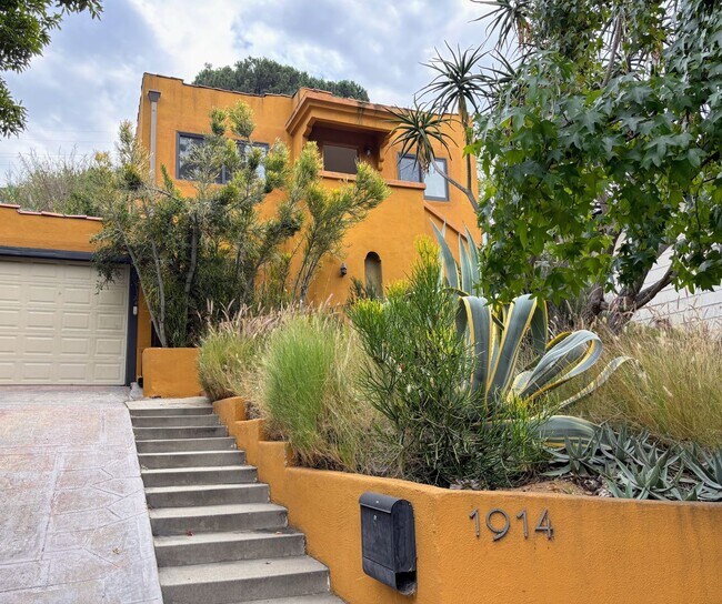 Primary Photo - Serene 2bed /1 Bath Spanish Hideaway in He...