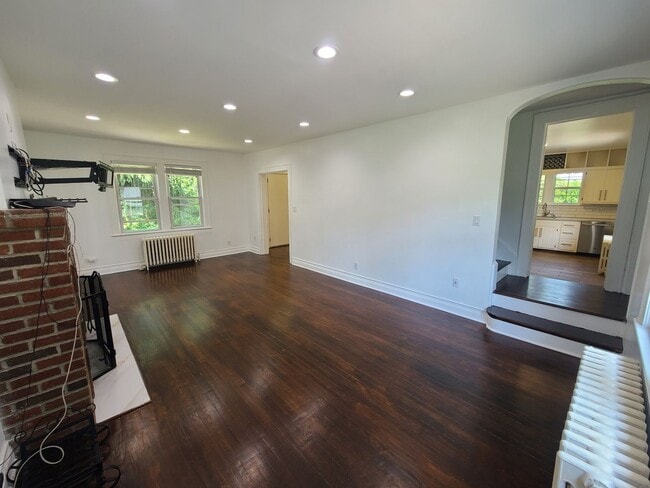 Building Photo - 4 bedrooms and 1.5 bathrooms, this home of...