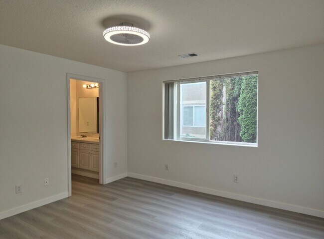 Building Photo - 3 bedroom - Move In Ready !!