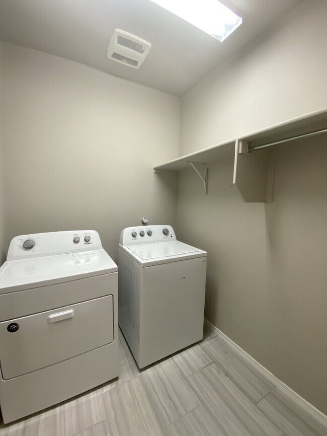 Building Photo - Single story 4BR/2Bath/Open Floor Plan/1907 Sqr Ft