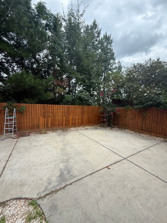 Building Photo - 450 Sterling Dr