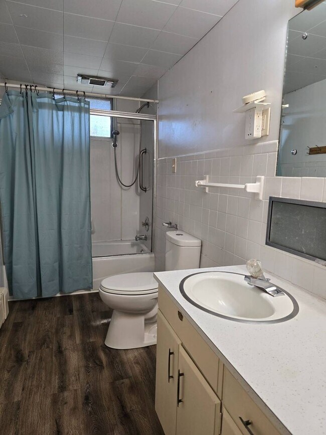 Building Photo - 4 Bedroom