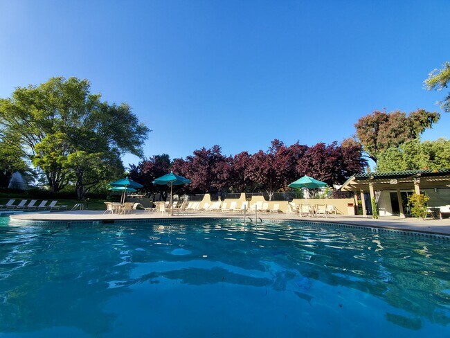 Building Photo - Top floor remodeled Woodlake unit