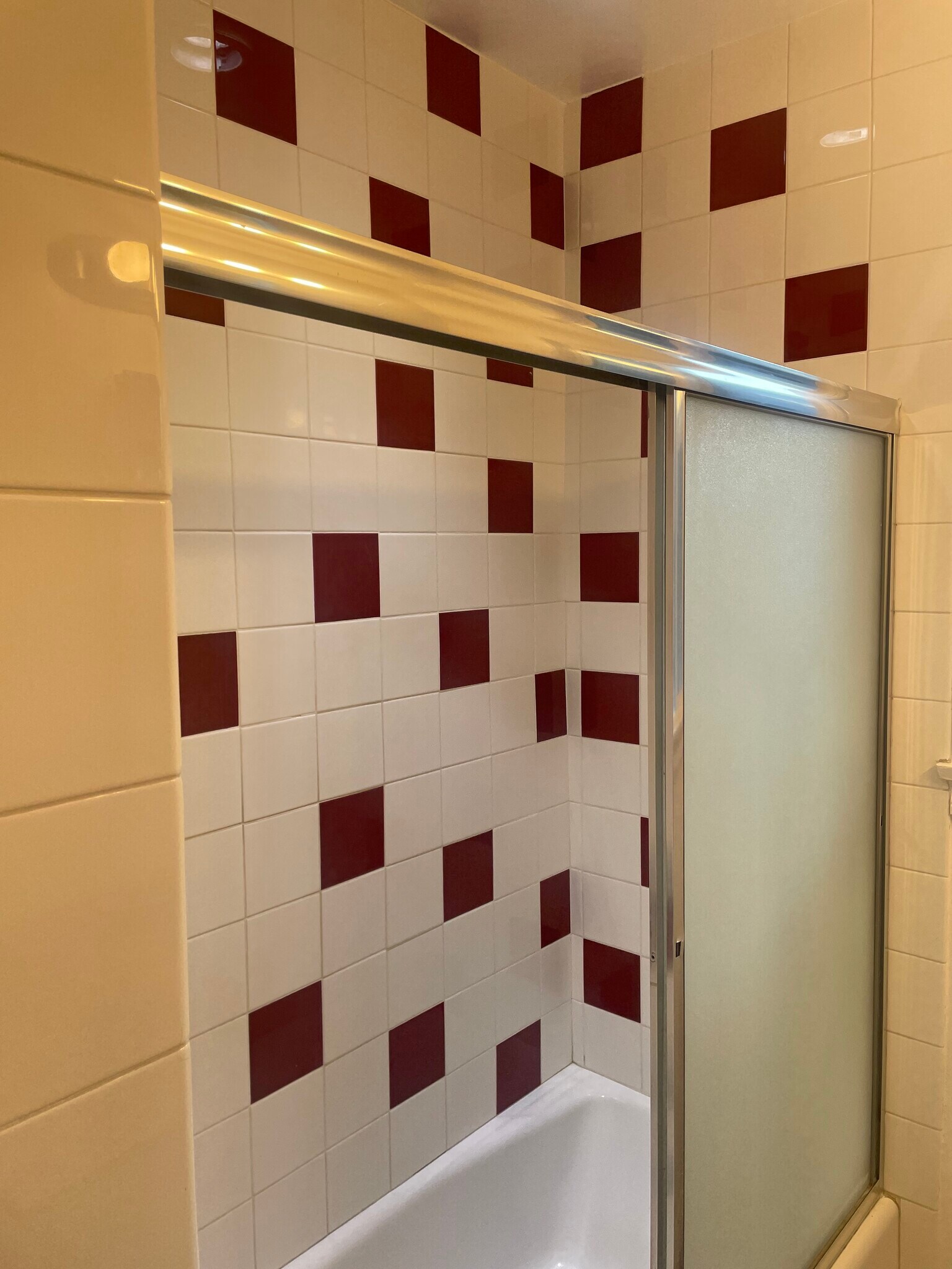 Bathroom shower - 4407 Ensign Ave