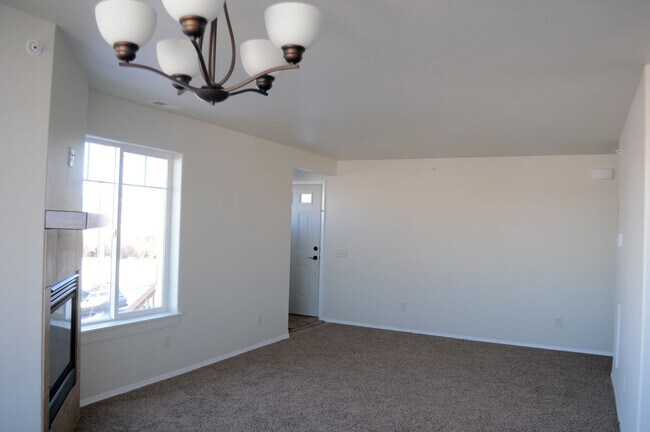 Building Photo - 3 Bedroom 2 Bathroom Condo * Flexible Leas...
