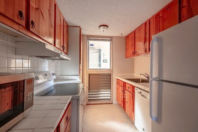 Primary Photo - SPACIOUS GROUND FLOOR condo w/ 1/1/1pkg co...