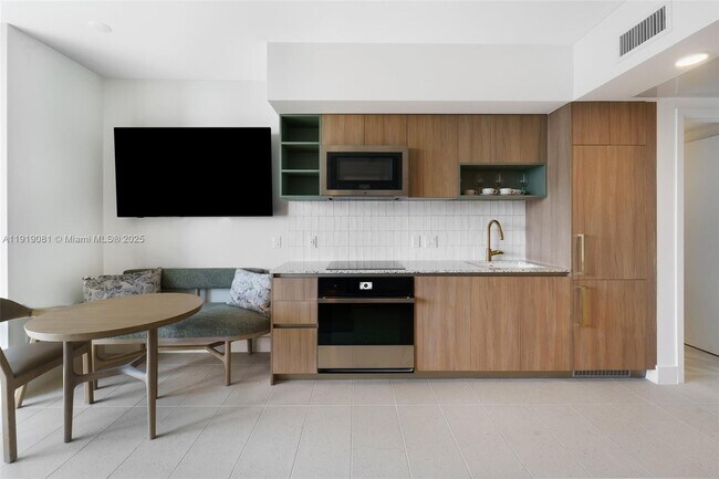 Building Photo - 601 NE 1st Ave