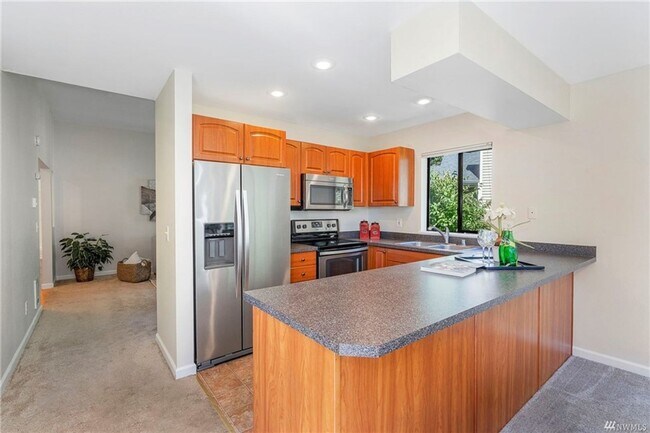 Building Photo - Charming 2 Bed 2 Bath Condo in Sought After Redmond