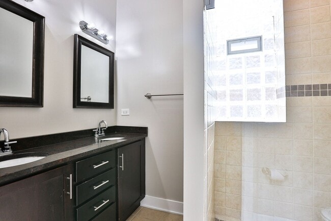 Building Photo - Bucktown 2bed/1bath...NEXT TO THE 606 TRAIL!  In-Unit Laundry & Central Air!