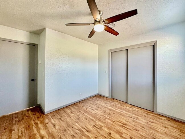 Building Photo - 925 Swan Lake Ct