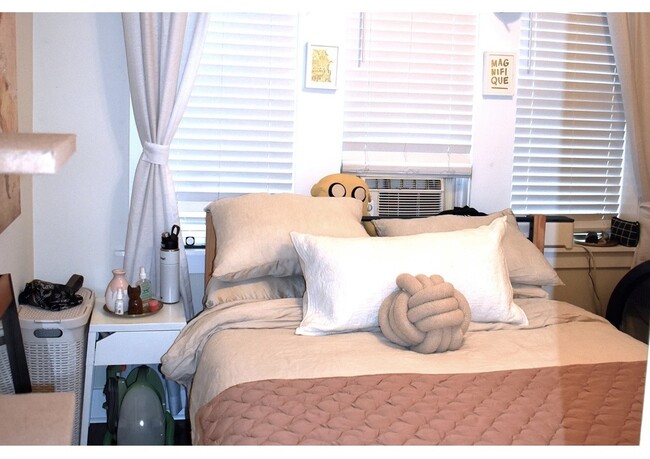 Building Photo - 839 W Cornelia Ave