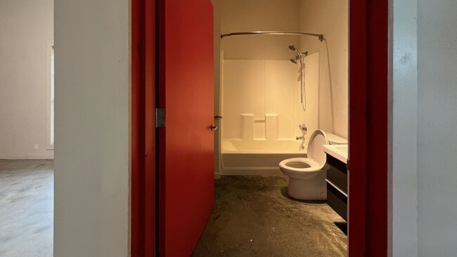 Building Photo - 6 month lease available. 2 bedroom in Sout...