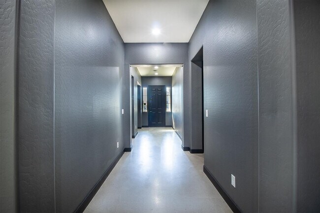 Building Photo - 14144 W Smoketree Dr