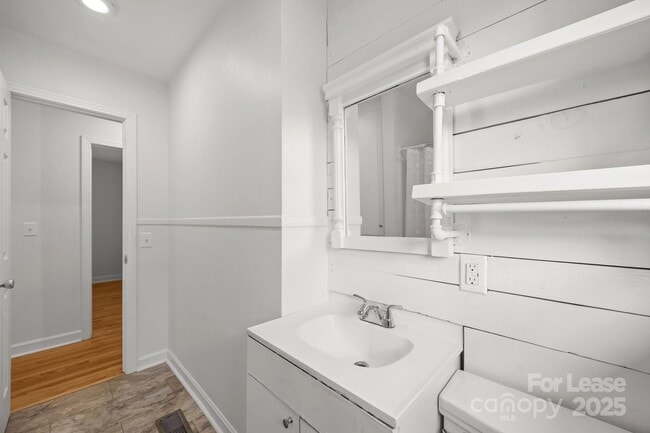 Building Photo - 136 Kent Dr