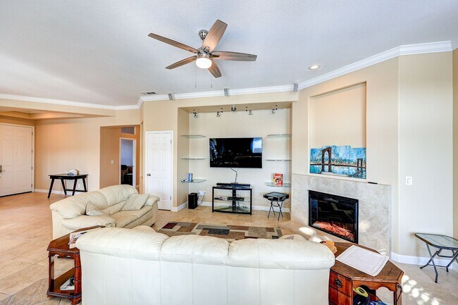 Building Photo - OPEN FLOOR PLAN WITH SIDEYARD PARKING AND ...