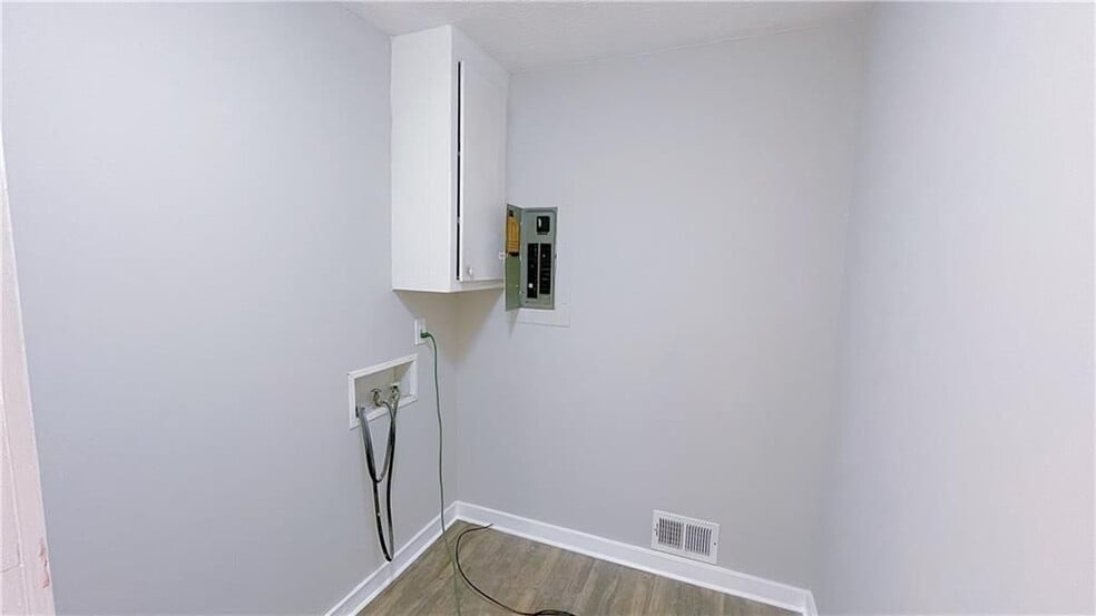 Building Photo - 122 Barnesville Rd