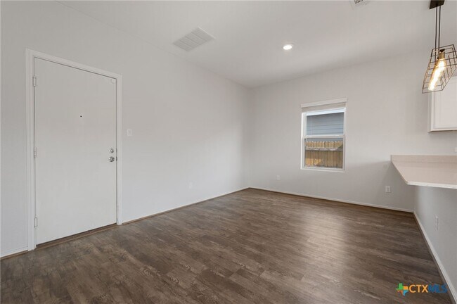 Building Photo - 817 Circle Wy