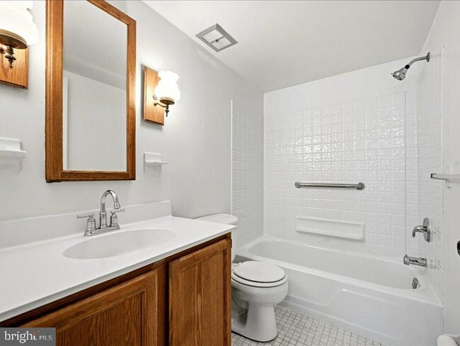 Building Photo - 421 Drummers Ln