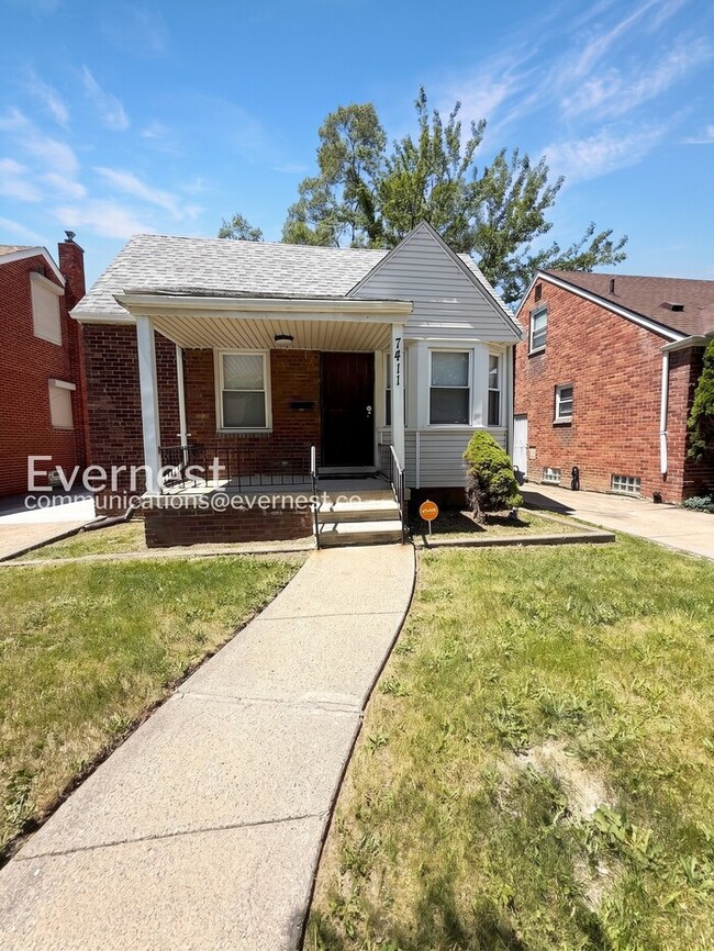 Building Photo - Special Offer / Spacious Home with Garage and Lawn Maintenance / Pet-Friendly / 3 Beds 1 Bath / A...