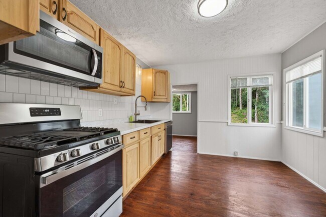 Building Photo - 2 Bedroom Home Backing to Fallen Leaf Park & Trail System in Camas Community
