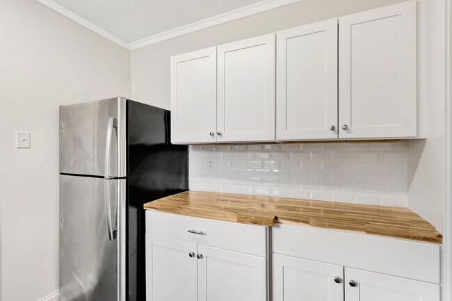 Building Photo - 6985 Beechmont Ave