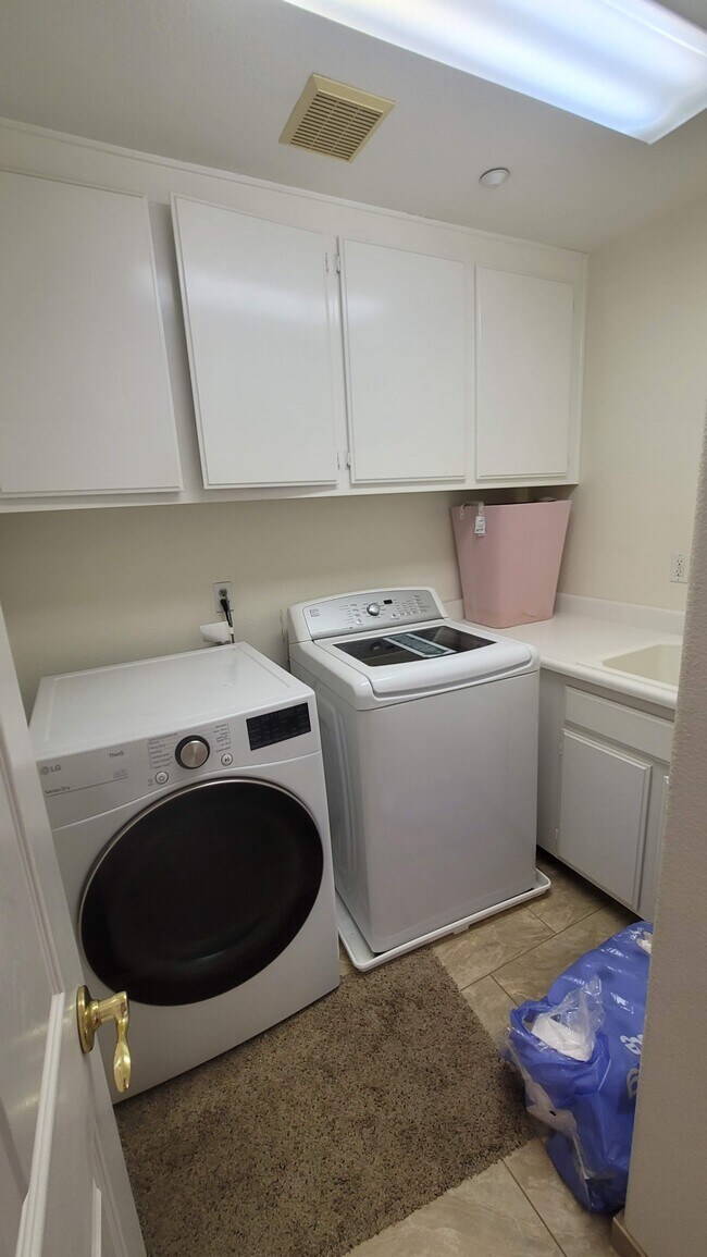 Building Photo - 2422 Pointe Pkwy