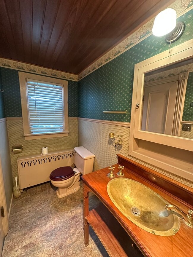 Building Photo - 5 Bed 3 Bath Home-Heat Included/Pets Allowed