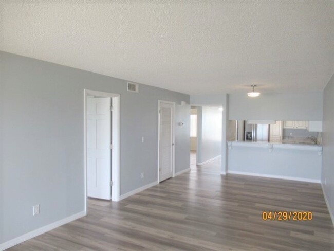 Building Photo - Beautiful 2 Bedroom Condo with Ocean Views!