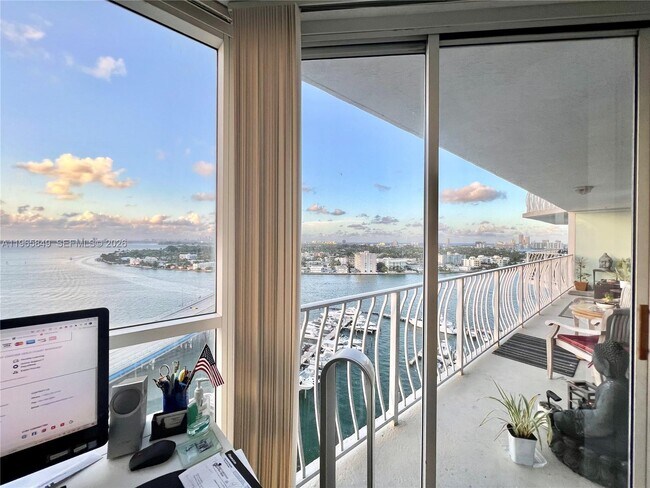 Building Photo - 7601 E Treasure Dr