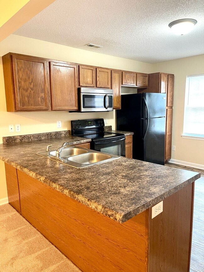 Building Photo - Charming 2BR Townhome Minutes from Hwy 172 Back Gate
