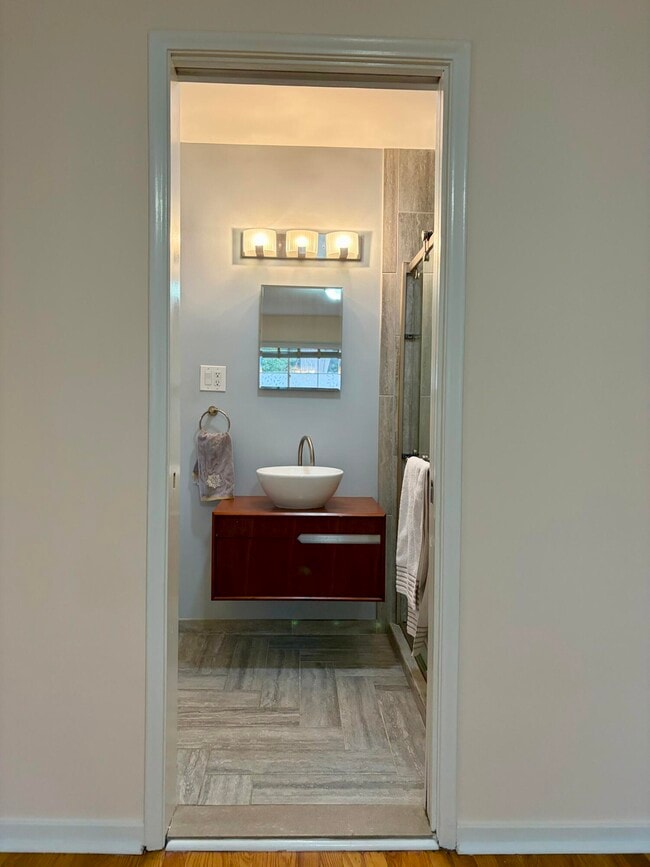 Building Photo - 6493 Thorncrest Dr