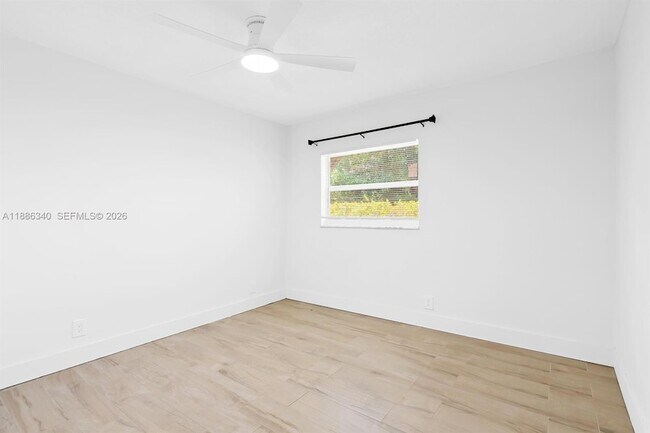 Building Photo - 1109 NE 6th Ave