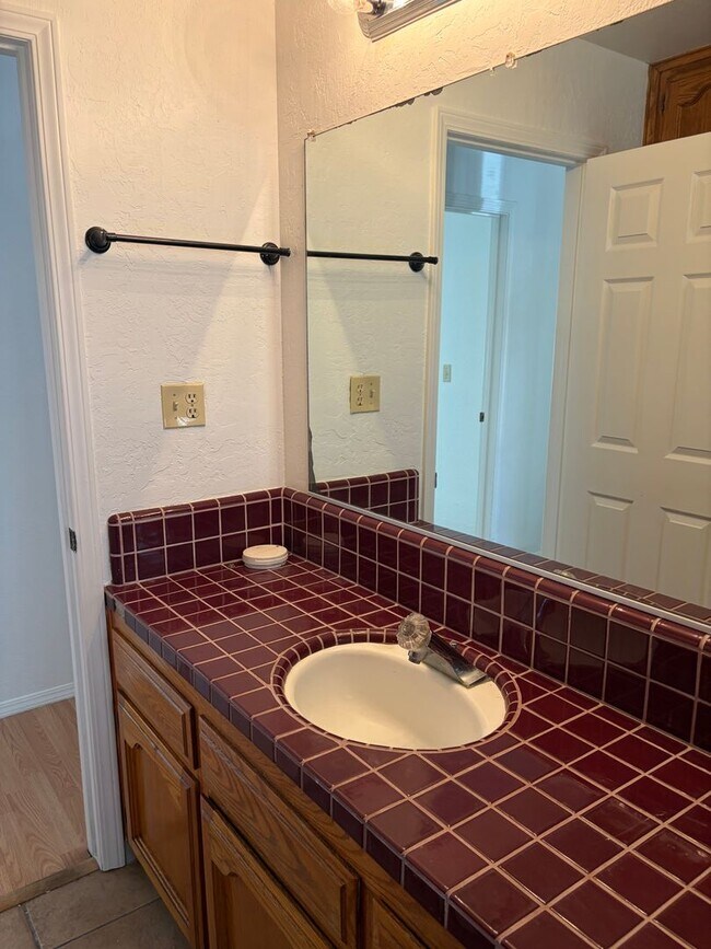 Building Photo - Exceptional 3 bedroom plus Loft or 4th bedroom