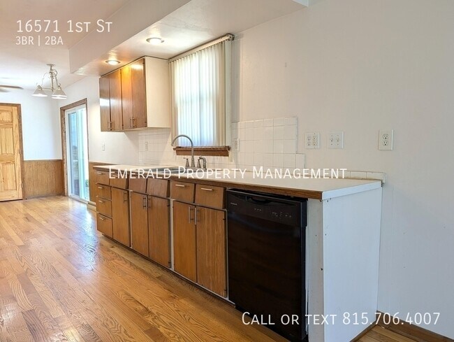 Building Photo - 16571 1st St