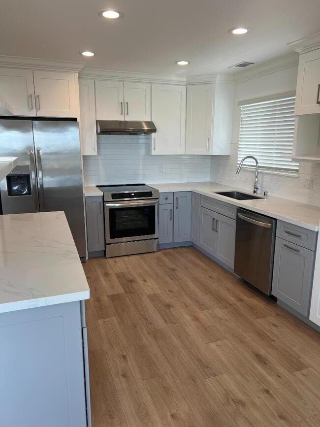 Building Photo - 875 Tierra Alta St