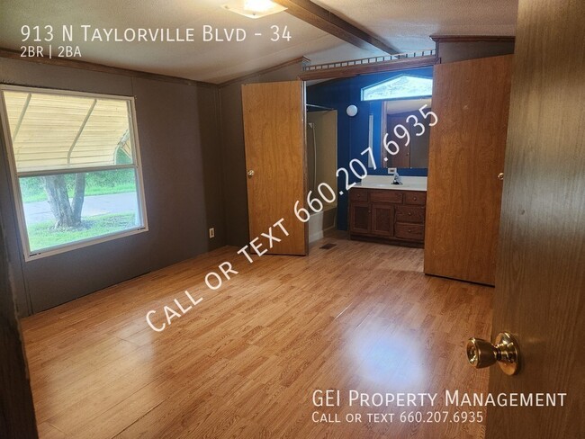 Building Photo - 913 N Taylorville Blvd