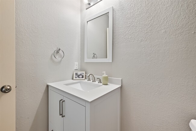 Building Photo - 3019 Clearview Cir