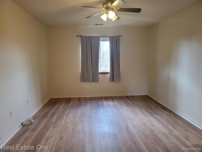 Building Photo - 15815 Lakeside Dr