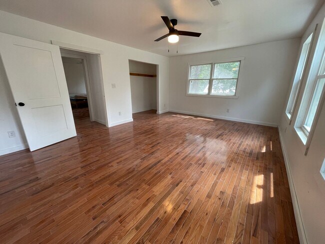Building Photo - Big and Beautiful House with attached 1br ...