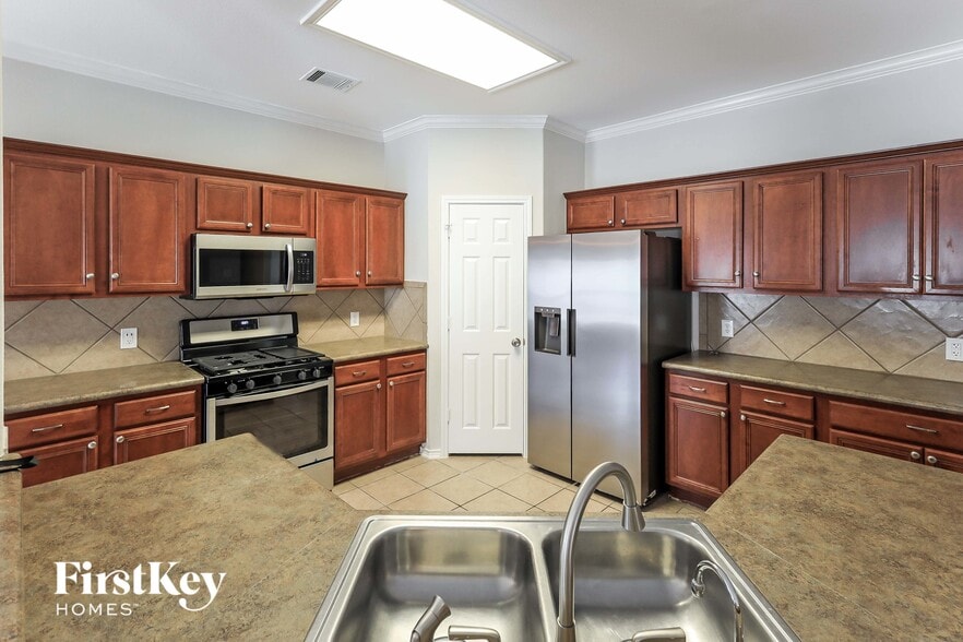 Building Photo - 315 Willow Grove Dr