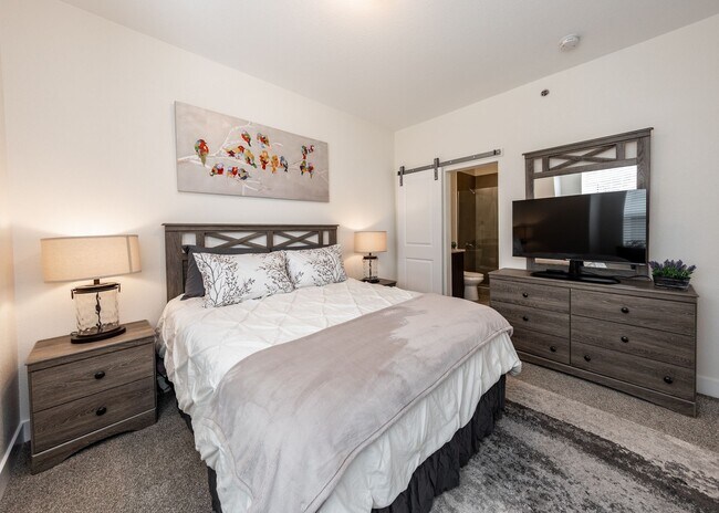 Building Photo - 1 Bed Luxury Apartment near Garden of the Gods