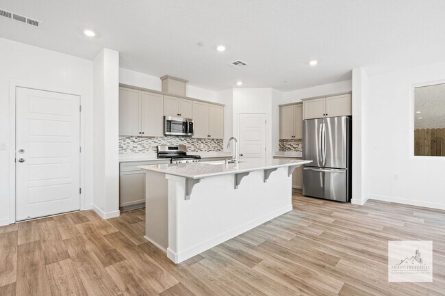 Building Photo - Newer 4 Bedroom 3 Bath Home with SOLAR! Cl...