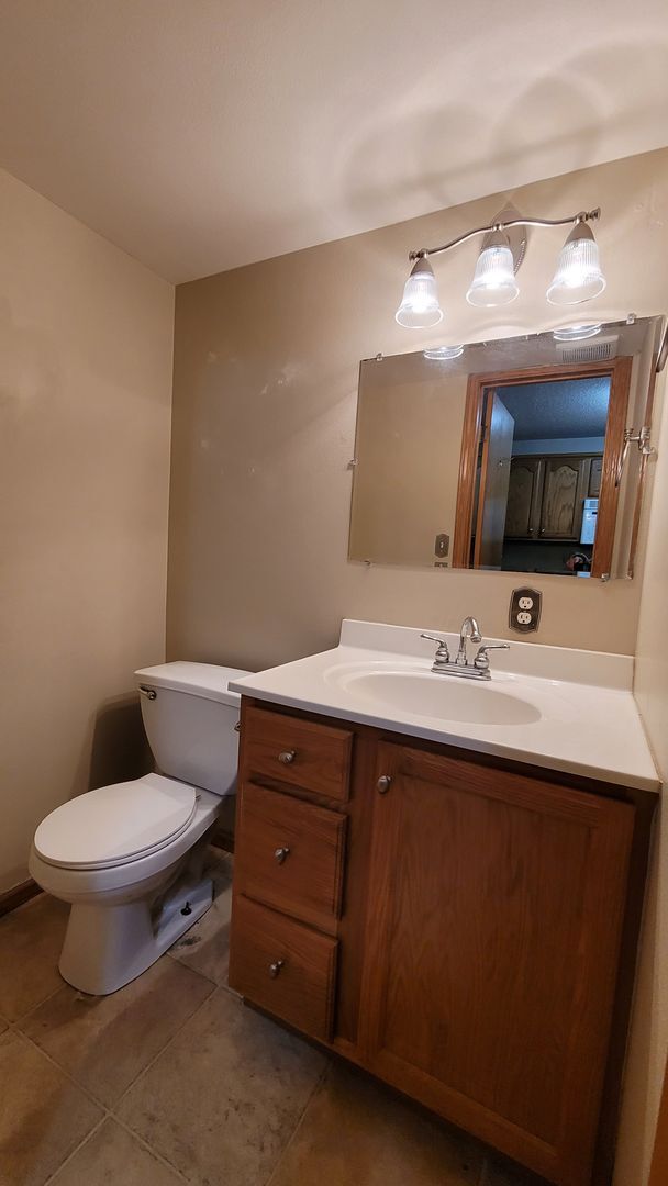 Building Photo - 3 Bedroom 1.5 bath, 2 stall garage Great SE location.