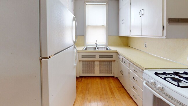 Building Photo - 629 6th St SE