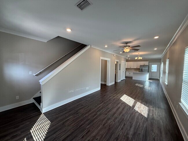 Building Photo - 202 Date Palm Ln