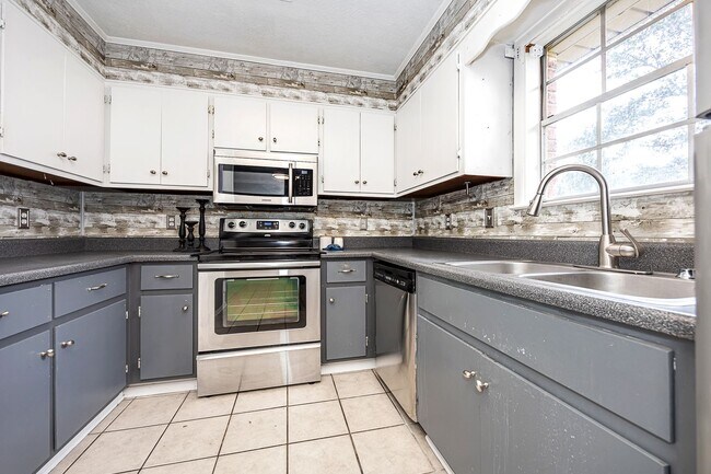 Building Photo - Move in ready 3 Bed 2 Bath Home in East Central School District!