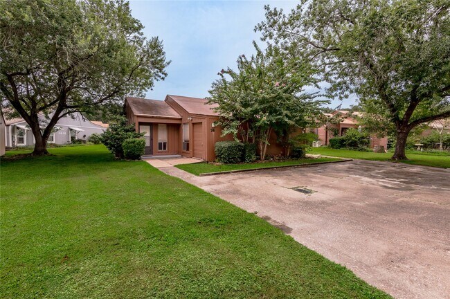 Building Photo - 76 Westwood Dr W